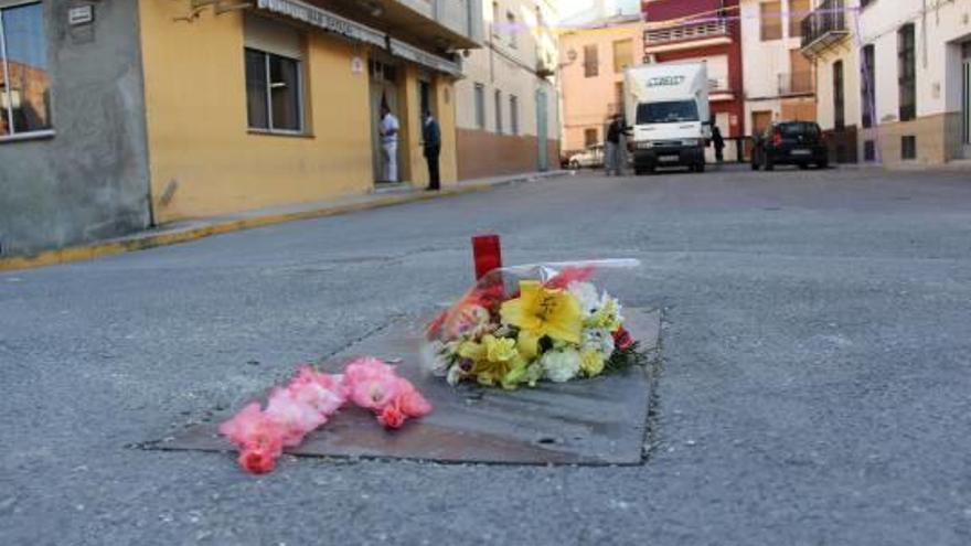 Flores en el lugar del accidente mortal, el día después de que falleciera el joven festero.