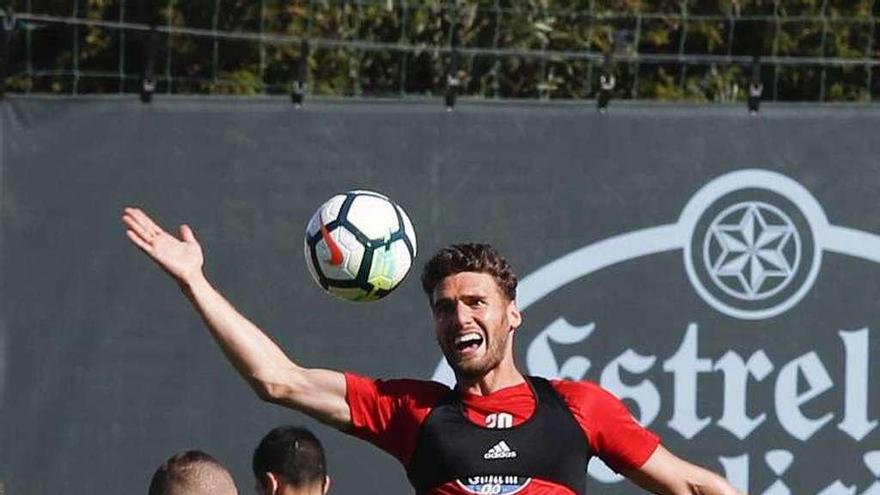 Sergi Gómez golpea el balón con la cabeza, ayer. // Ricardo Grobas