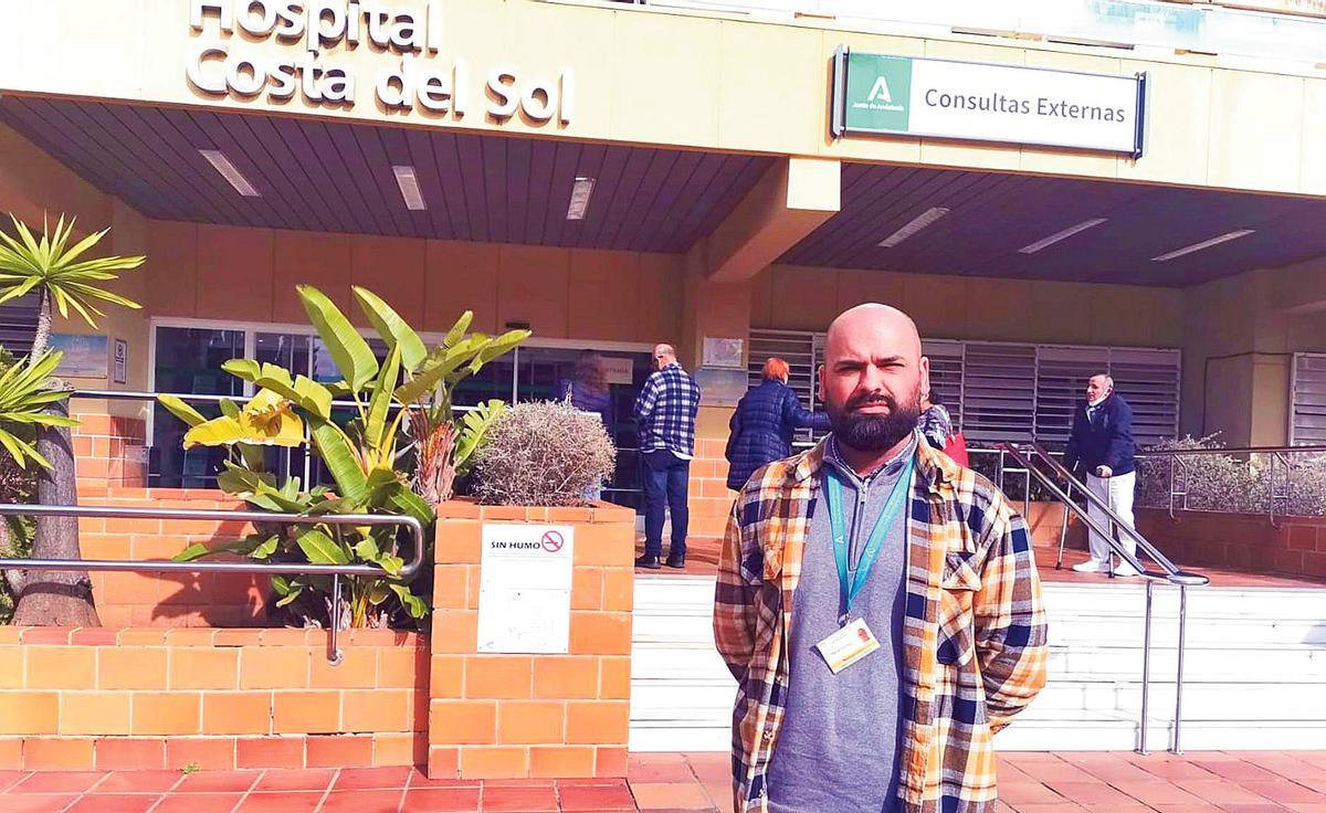 Miguel Guerrero, en la entrada del Hospital Costa del Sol.