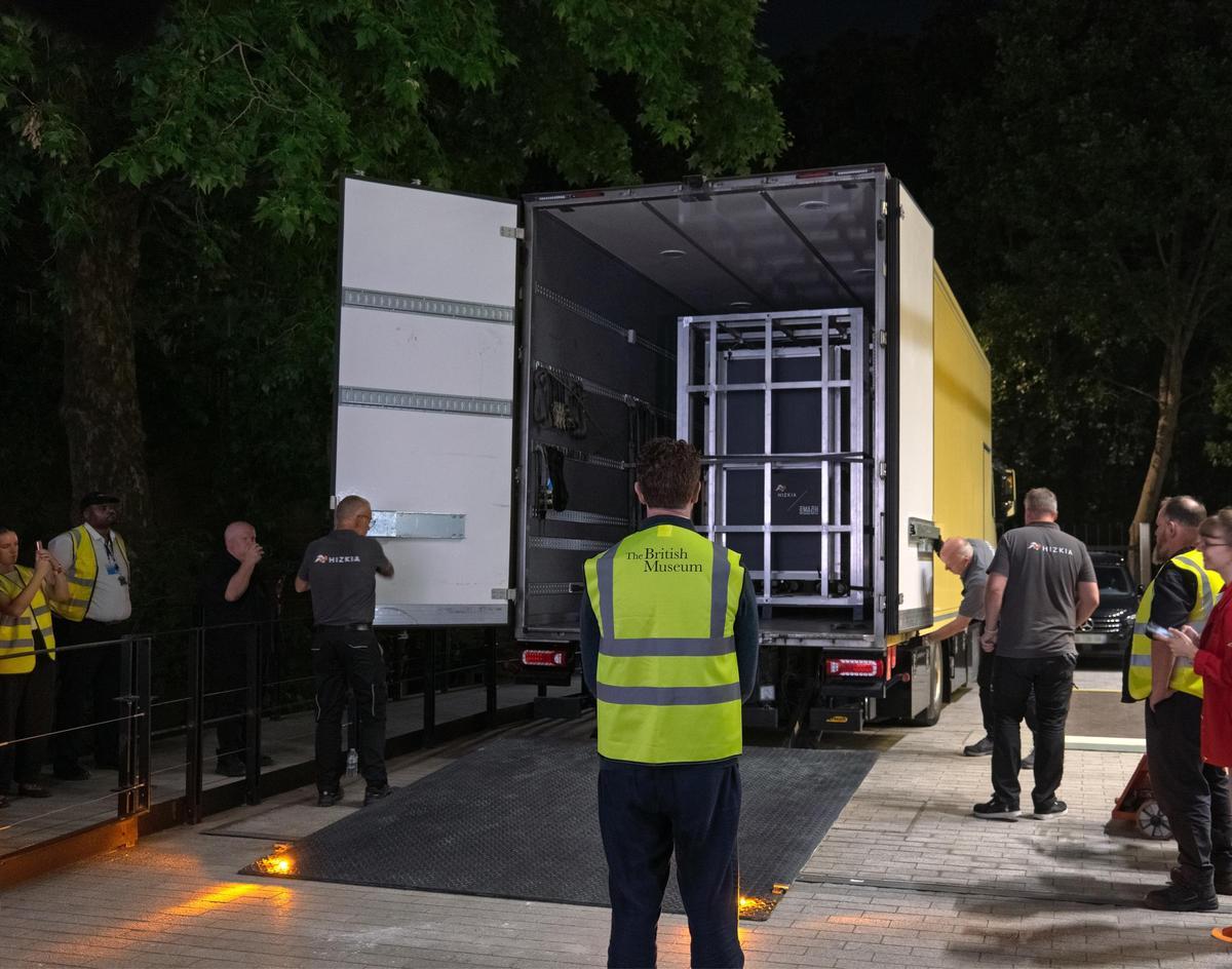 El director del British Museum recibe el tapiz a su llegada a Londres el pasado mes de abril