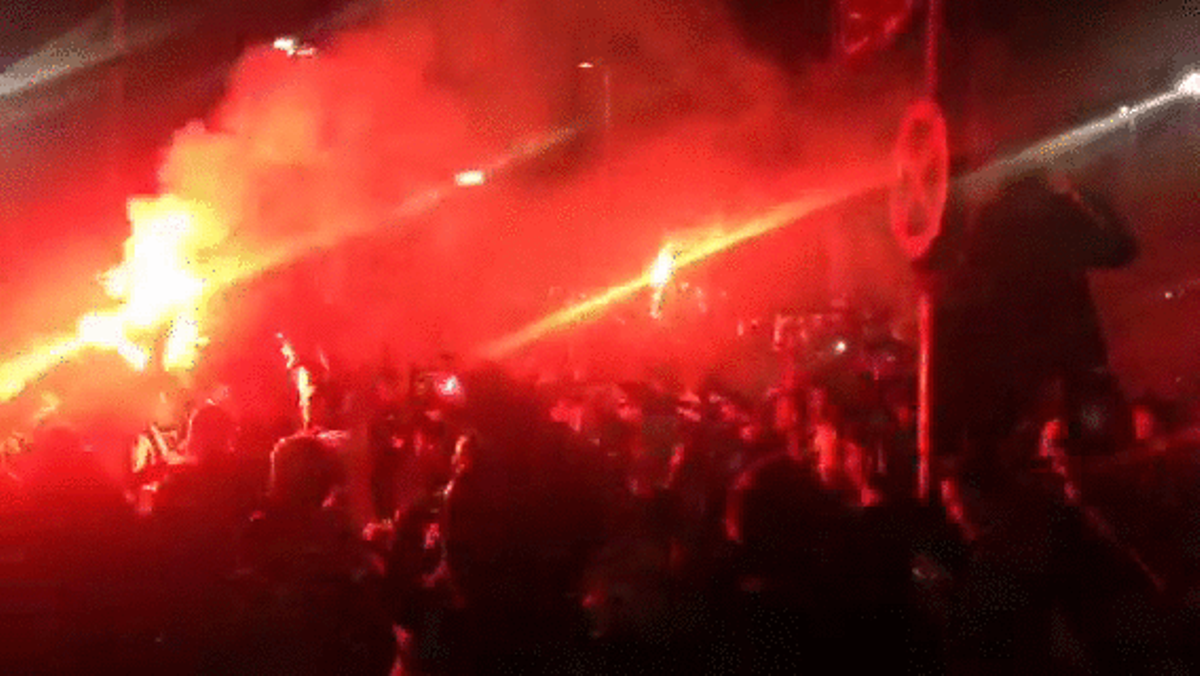 Centenares de aficionados blanquiazules animan al equipo con cánticos y bengalas antes de enfrentarse al Athletic, a las puertas del Power8 Stadium.