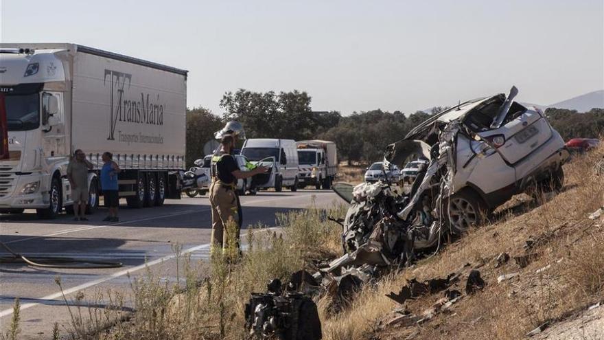 Un hombre muere en un brutal accidente tras impactar su coche contra un camión en Cáceres