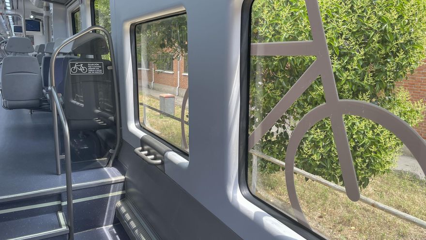 Renfe permitirá llevar bicis sin desmontar en los trenes entre A Coruña y Ourense y elimina el suplemento de 3 euros en los Media Distancia