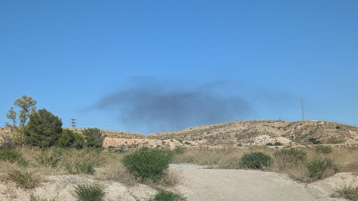 Una nube de humo se deja ver desde una carretera cercana a Churra.