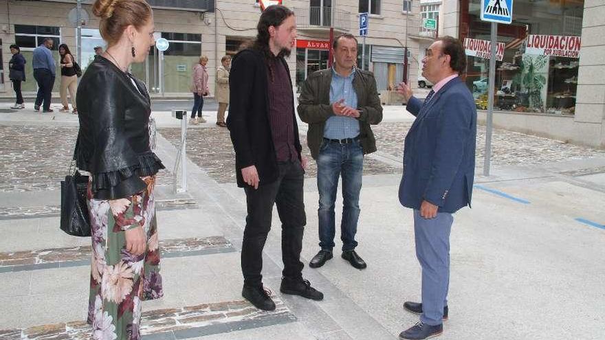 Crespo conversa con Fernández en presencia de Lamela y Seijas.