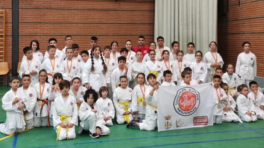 Shotokan Kárate Benavente consigue más de 20 preseas en el Campeonato Provincial