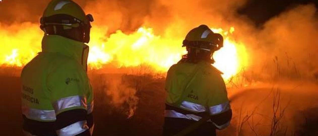 Bomberos del Consorcio de Castelló en el incendio declarado en el Prat de Cabanes.