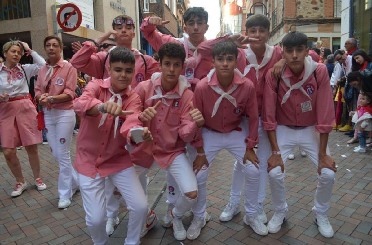 Jóvenes del Toril disfrutande del día del chupinazo. | E. P.