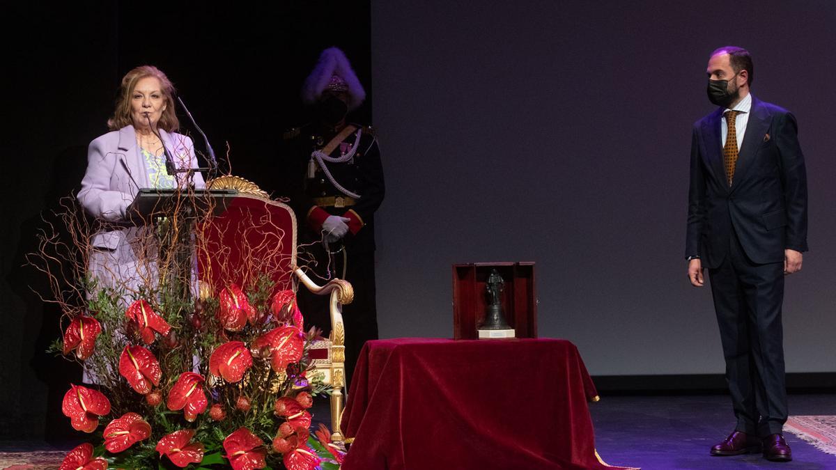 Vicente Díez Llamas, espera a dar el pregón de Semana Santa, junto a Isabel García.