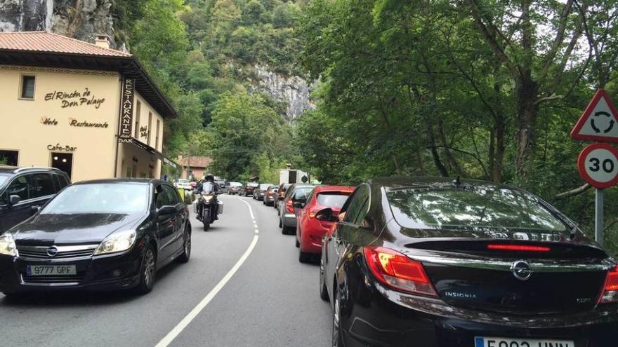 Atasco en la carretera de acceso a Covadonga y los Lagos, ayer en torno al mediodía.