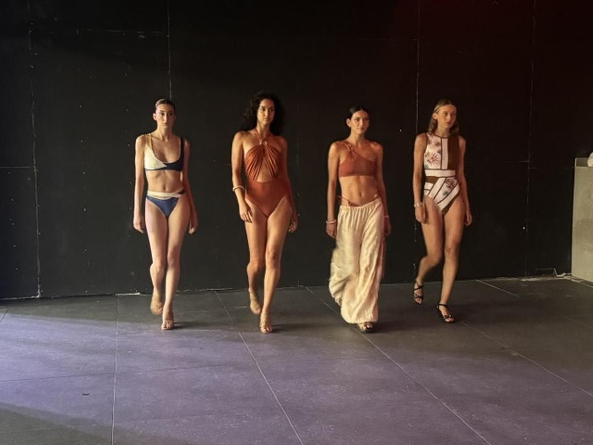 Modelos durante el ensayo del premio nacional de moda de baño de nuevos talentos.