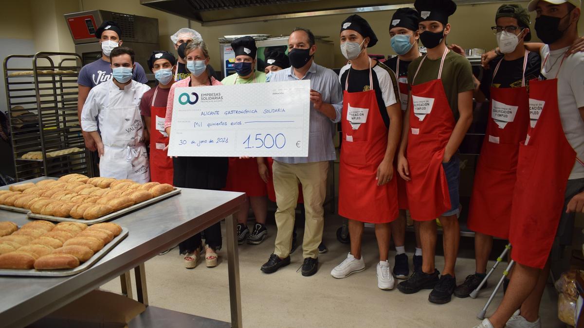 Entrega del cheque de Empresas Solidarias a Alicante Gastronómica Solidaria.