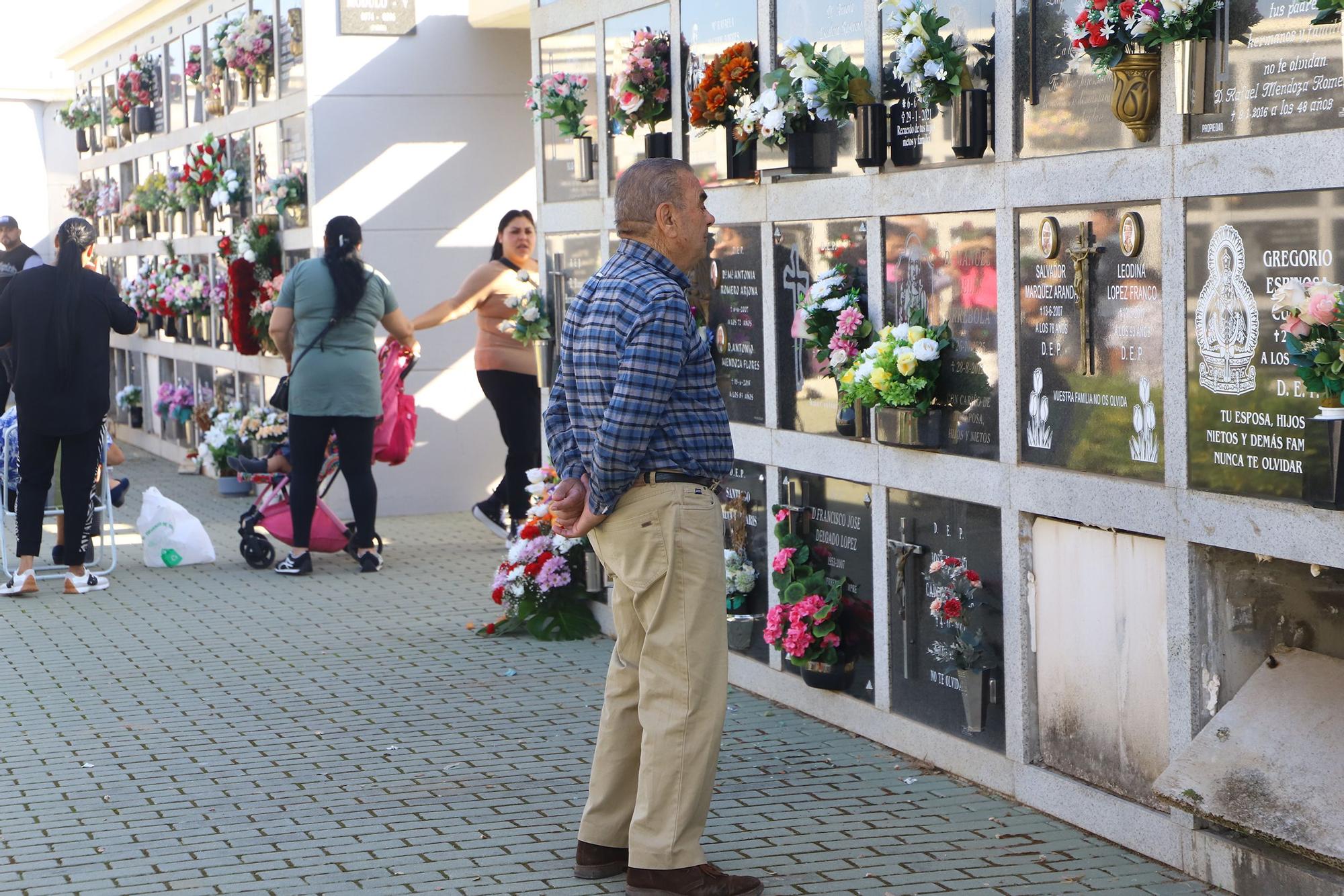 Los cementerios cordobeses cobran vida por el día de Todos los Santos