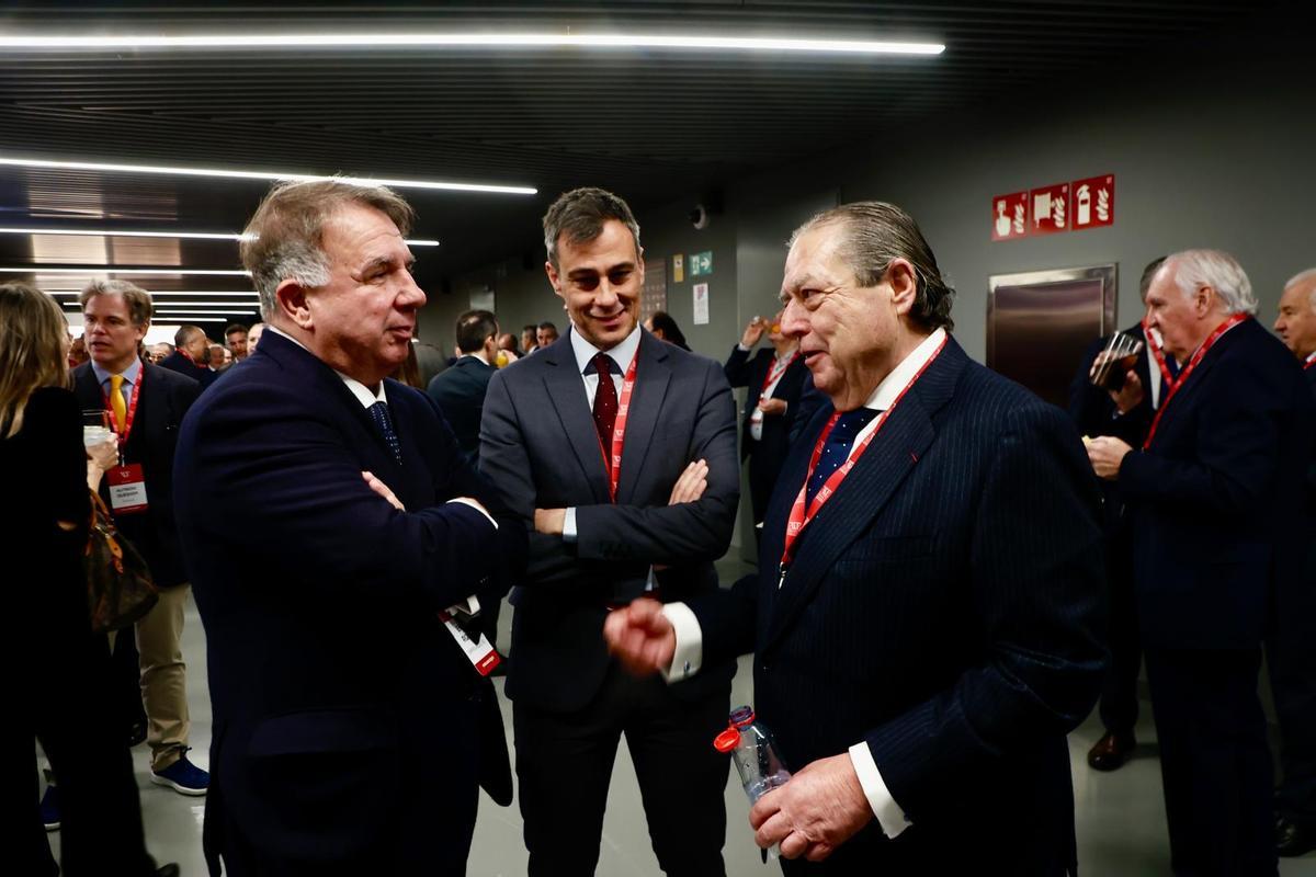 Vicente Boluda, primero por la derecha, antes de empezar la asamblea de AVE.
