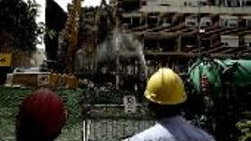 El edificio dañado de Leganés comienza a ser derribado