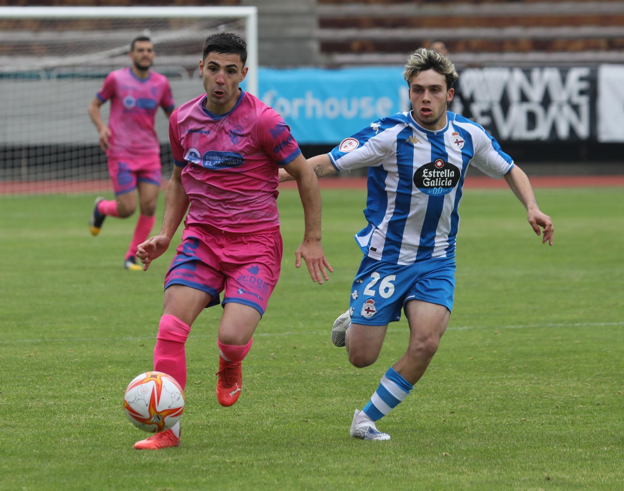 Mella persigue a un jugador del Ourense ayer en San Lázaro.