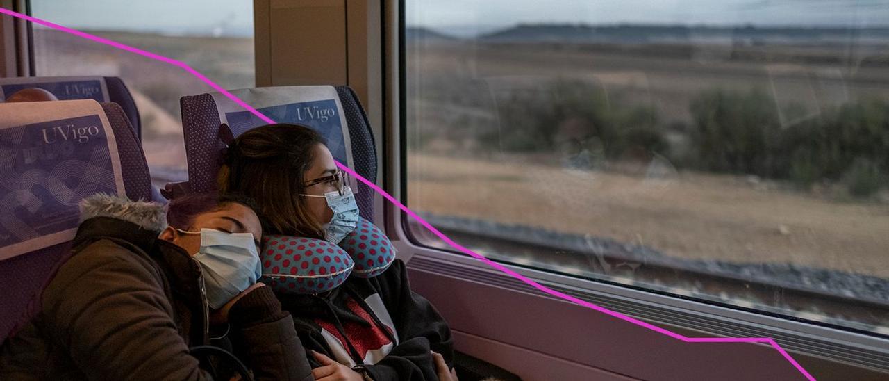 Dos pasajeras en el primer viaje comercial del tren de la línea de la alta velocidad entre Madrid y Ourense