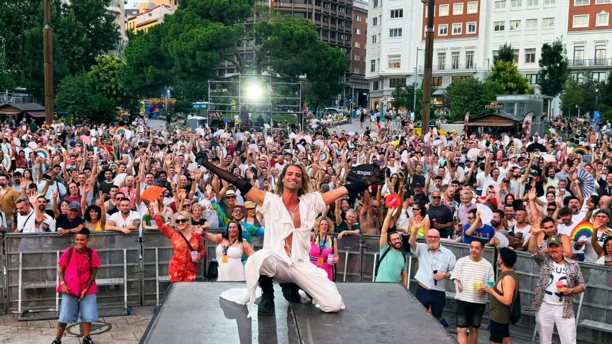 El cantante ilicitano en la clausura del Orgullo de Madrid 2026.