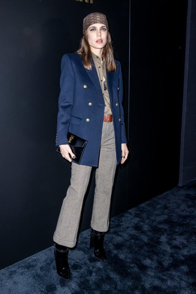 Carlota Casiraghi con blazer larga, pantalón cropped, botines y pañuelo en la cabeza