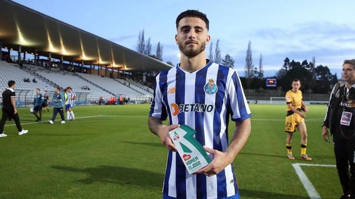 Ángel Alarcón, con un premio conseguido con el Oporto