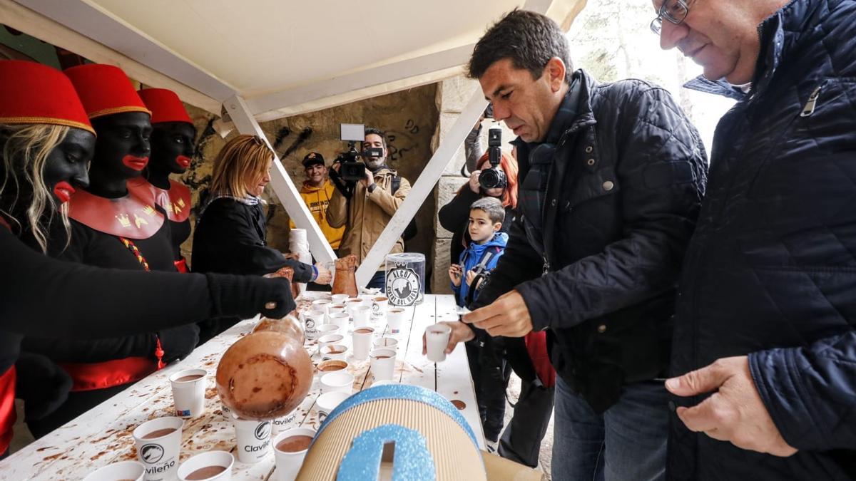 El presidente de la Generalitat, Carlos Mazón y, a su derecha, el presidente de la Diputación, Toni Pérez en el Campamento Real.