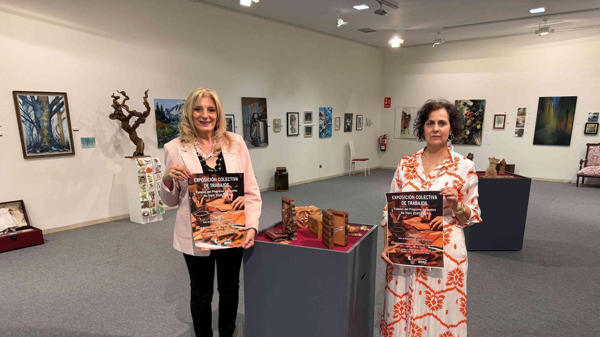 Por la izquierda, Aurora Cienfuegos y la técnico Mercedes Rodríguez durante la presentación de la muestra.