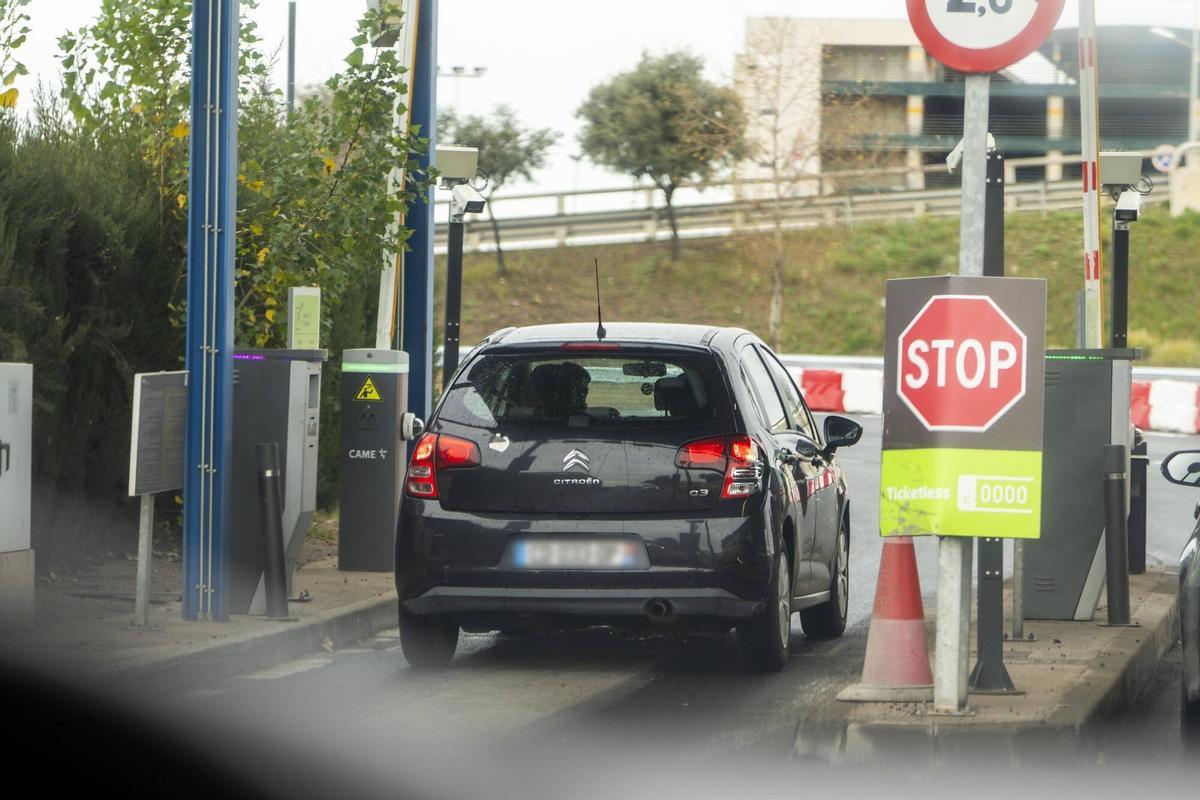 Instalaciones de la empresa aparc&go en las inmediaciones del aeropuerto de El Prat. El sector reclama mayor control ante la proliferación de parkings ilegales en la zona.