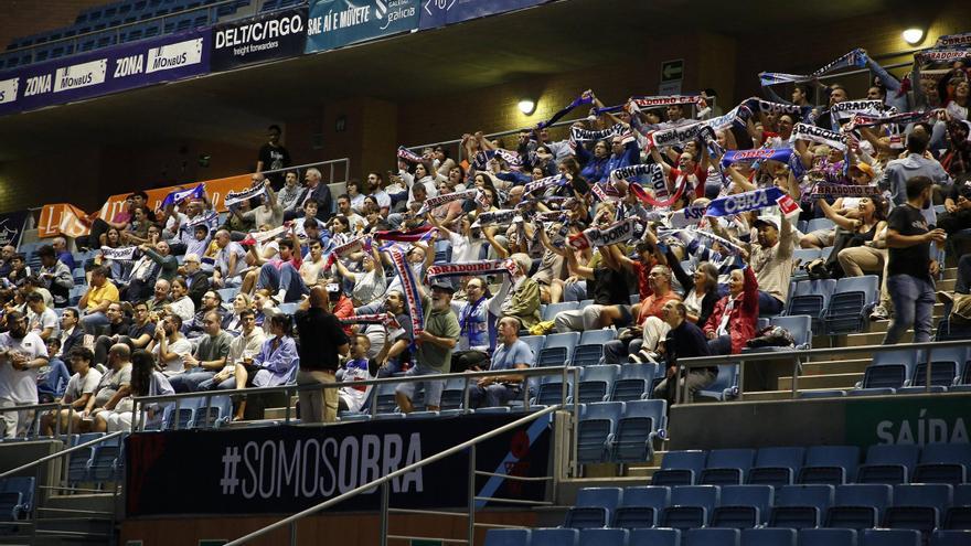 Aficionados del Monbus Obradoiro en Sar viendo el partido de este sábado en pantalla gigante