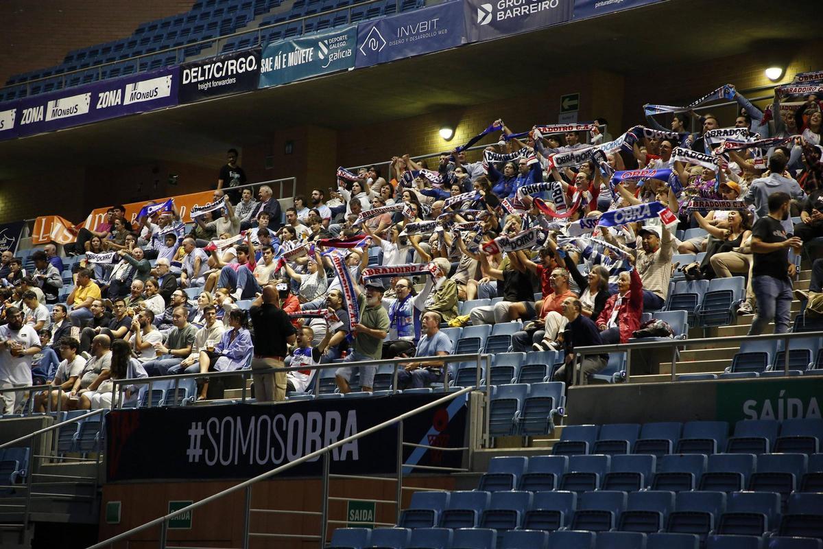 Aficionados del Obradoiro en el Multiusos de Sar viendo el partido contra el Legia en una pantalla gigante