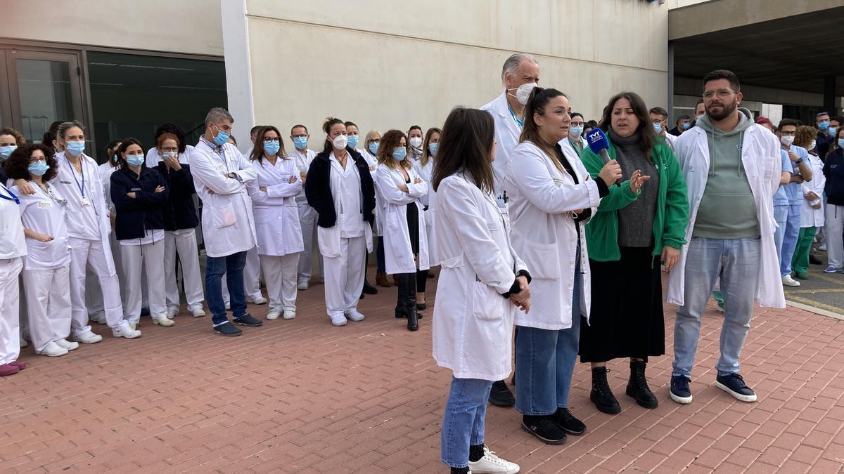 Protesta a las puertas del Hospital Universitario de Torrevieja