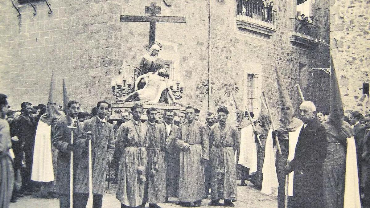 Virgen de las Angustias, al paso de la estación de penitencia por Santa María, con la cofradía de Jesús Nazareno, en el año 1933.