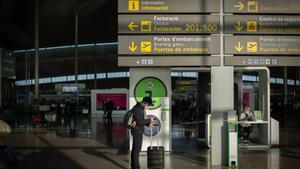 Un hombre con una maleta en el aeropuerto de El Prat