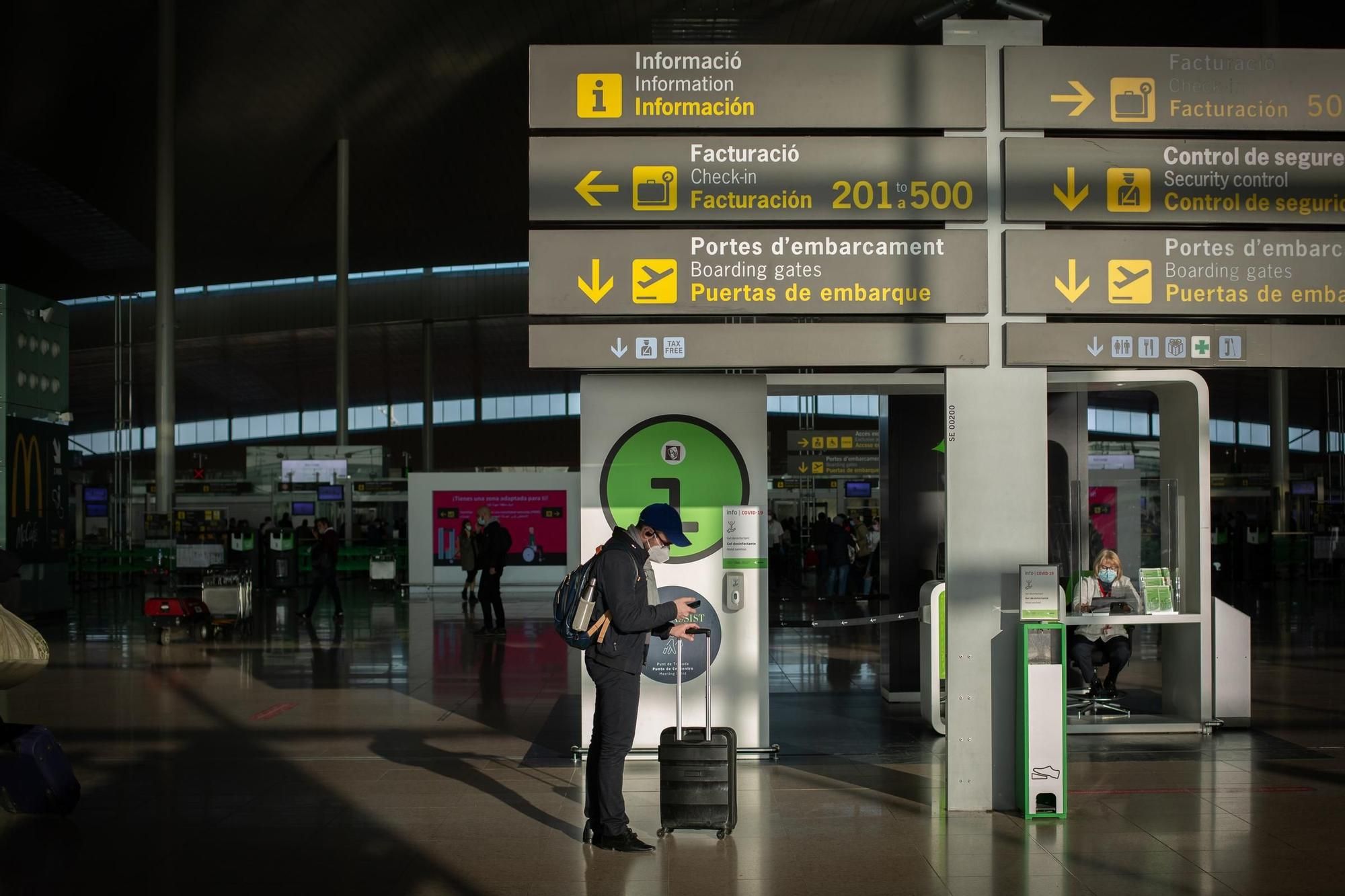 Un hombre con una maleta en el aeropuerto de El Prat