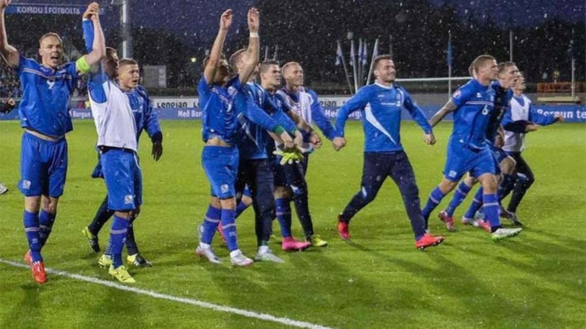 Eidur Gudjohnsen (en el centro de la imagen, cuarto desde la derecha) en las celebraciones tras el Islandia-Kazajistán