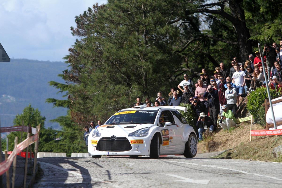 Aficionados presentes en uno de los tramos del Rallye Ciudad de Valencia - Memorial Javi Sanz.