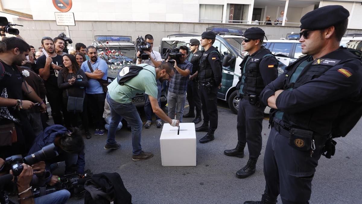 Exterior de la empresa Unipost en Terrassa, con la presencia de la Guardia Civil.