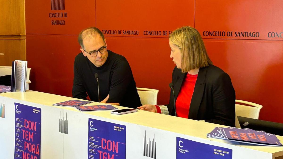 El artista e investigador sonoro Xoán-Xil López, con la concejala Míriam Louzao en la presentación de 'Contemporáneas'