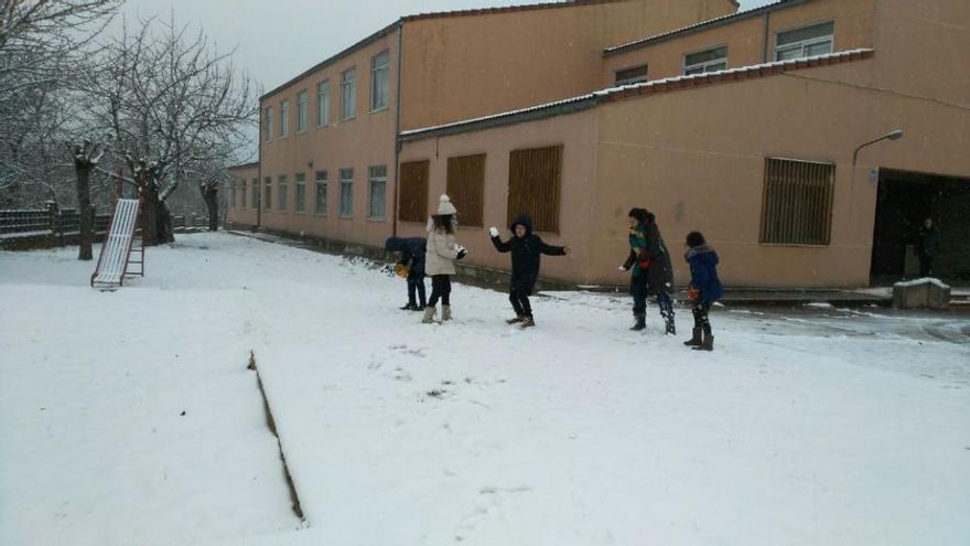 Escolares de Mahíde, ayer en el patio del colegio poco antes de retornar a sus casas