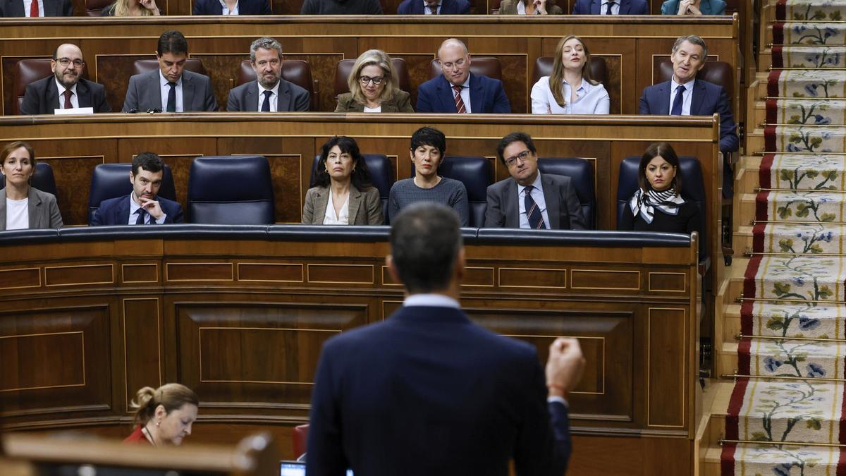 Pedro Sánchez se dirige a Alberto Núñez Feijóo durante una sesión de control en el Congreso.