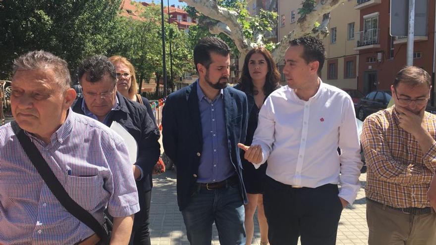 Tudanca y Huerga visitan la rehabilitación de viviendas del barrio Las Eras