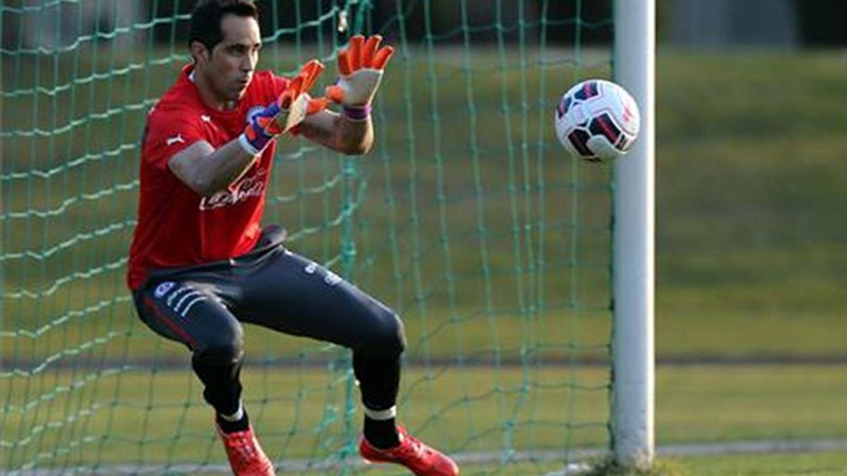 Claudio Bravo apoya a un club de su país