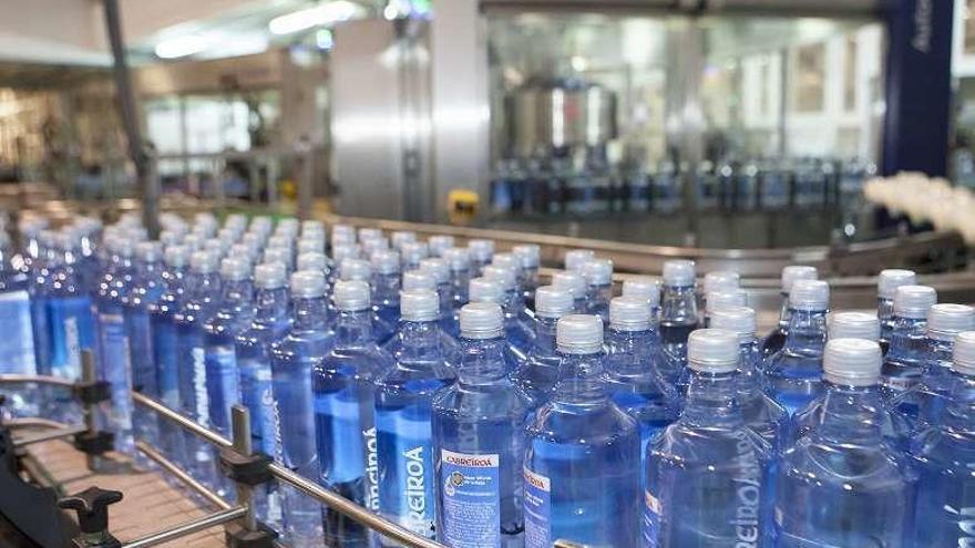 Botellas de agua mineral en el proceso de envasado de Cabreiroá.