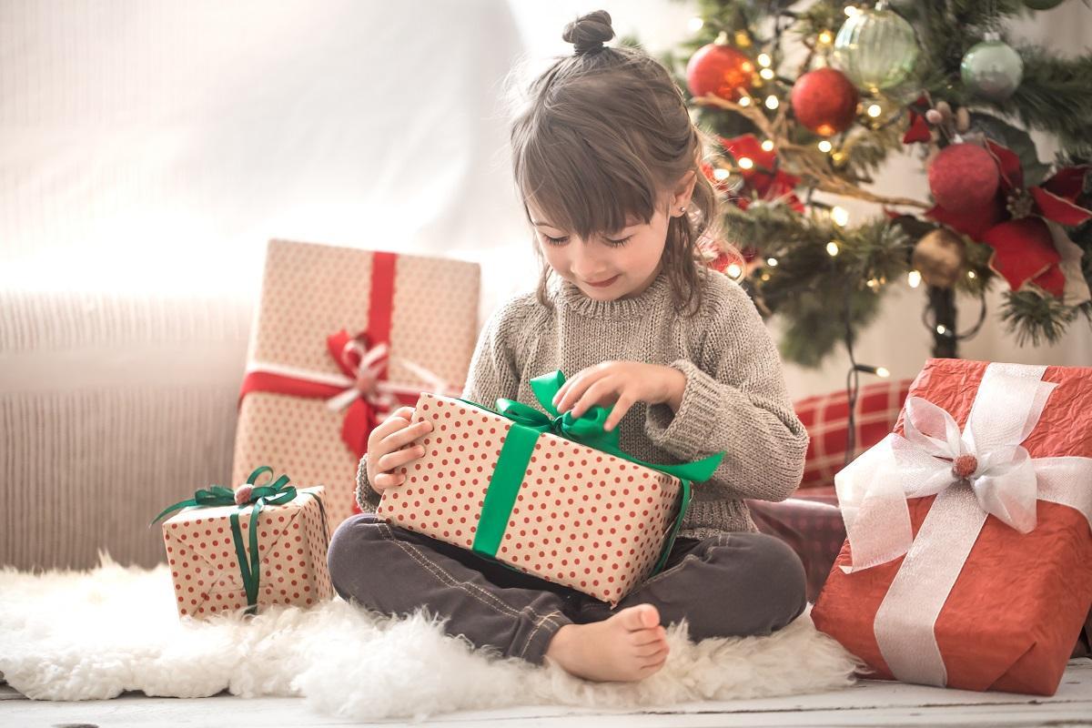 El desarrollo emocional de los niños se puede ver seriamente dañado por un exceso de regalos.
