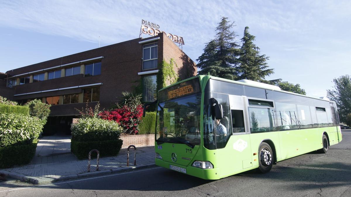 Uno de los autobuses de la nueva línea de Aucorsa en el polígono de la Torrecilla pasa ante la sede de Diario CÓRDOBA.