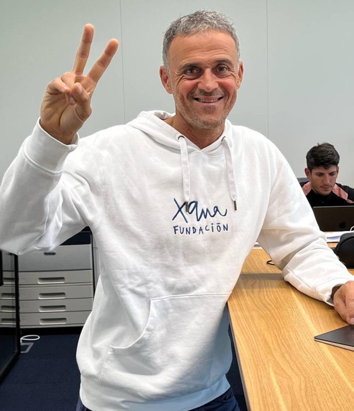 Luis Enrique Martínez, con una sudadera de la entidad.