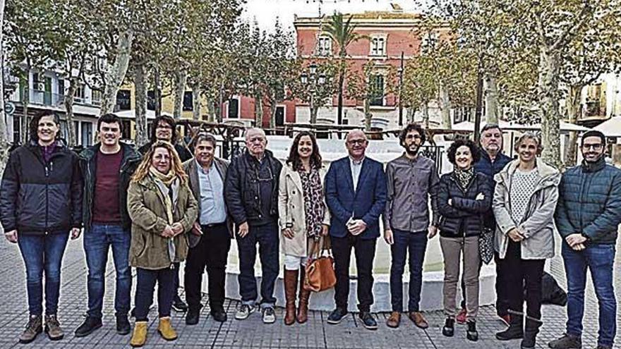 La cientÃ­fica con el consistorio &#039;pobler&#039; en la paza tras el homenaje.