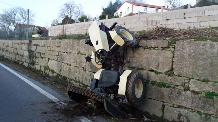 El tractor, tras caer por el desnivel