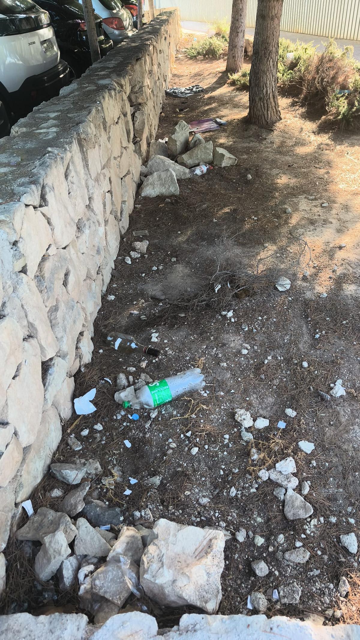 Suciedad en el entorno de la estación del TRAM del Plaza Mar 2 de Alicante