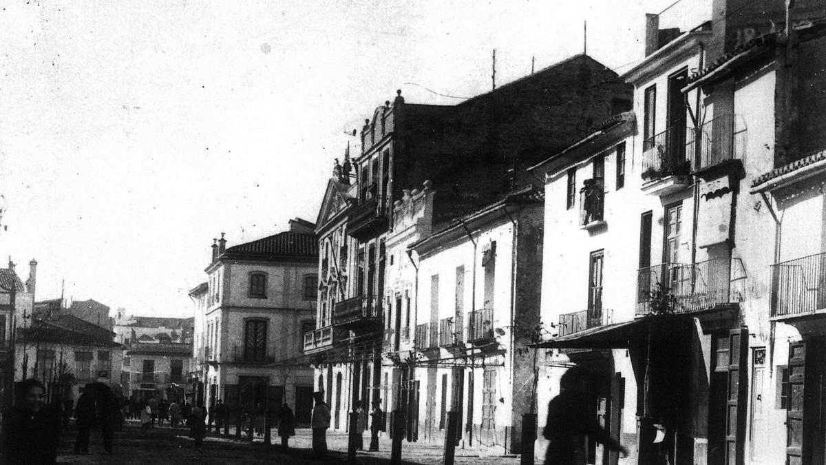 Plaça Major de Torrent entre la primera i segona dècada del segle XX, on transcorre la trama del sainet “Els amors d’un torrentí” (1859).