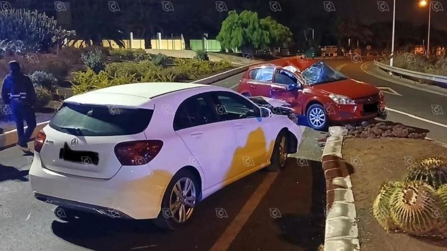 Un hombre resulta herido tras la colisión y vuelco de un vehículo en la rotonda de Los Pajaritos, en Telde
